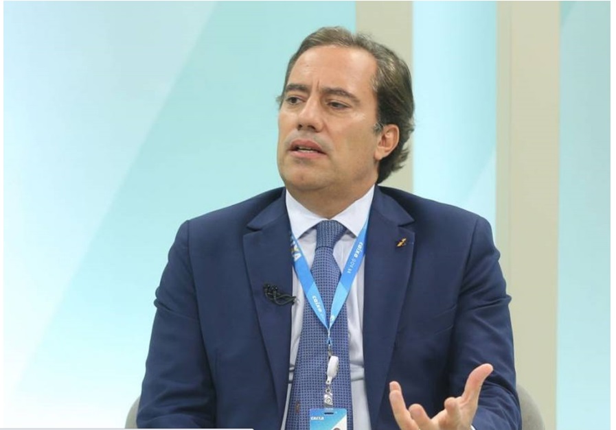 Pedro Guimarães gesticulando com a mão. Ele pediu demissão da Caixa após denúncias de assédio sexual
