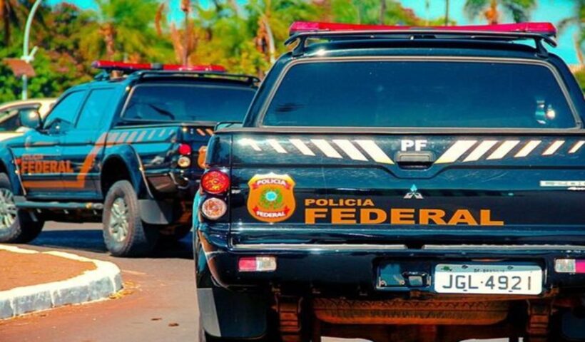 Veículos da Polícia Federal chegam na prefeitura de Bananal para investigar desvios de verbas da saúde