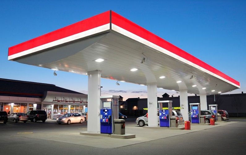 Imagem de posto de combustíveis. Governo de SP anuncia redução do ICMS da gasolina para 18%