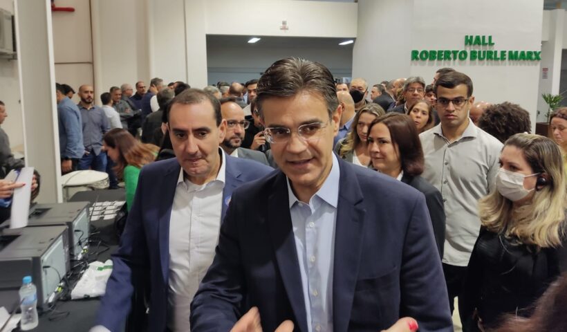 Rodrigo Garcia e Anderson Farias chegando juntos no evento Governo na Área, em SJC