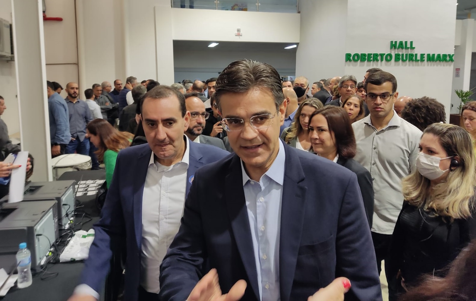 Rodrigo Garcia e Anderson Farias chegando juntos no evento Governo na Área, em SJC