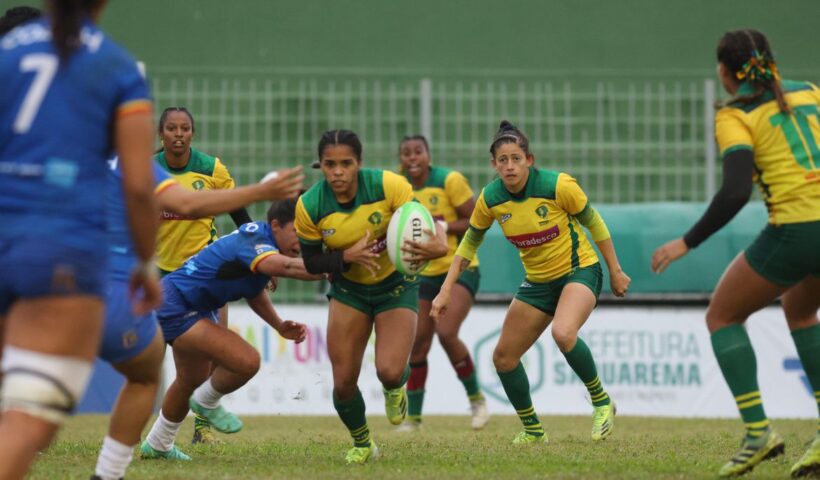 Jogadoras da seleção brasileira de rugby sevens em disputa contra outra seleção