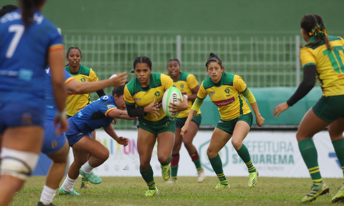 Jogadoras da seleção brasileira de rugby sevens em disputa pelo título sul-americano