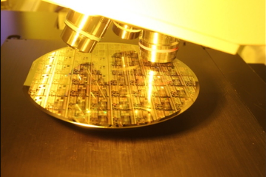 Imagem ampliada de um semicondutor de cor dourada