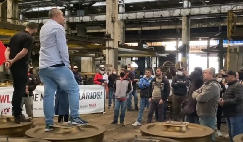 Metalúrgicos se reúnem dentro da fábrica da MWL em Caçapava