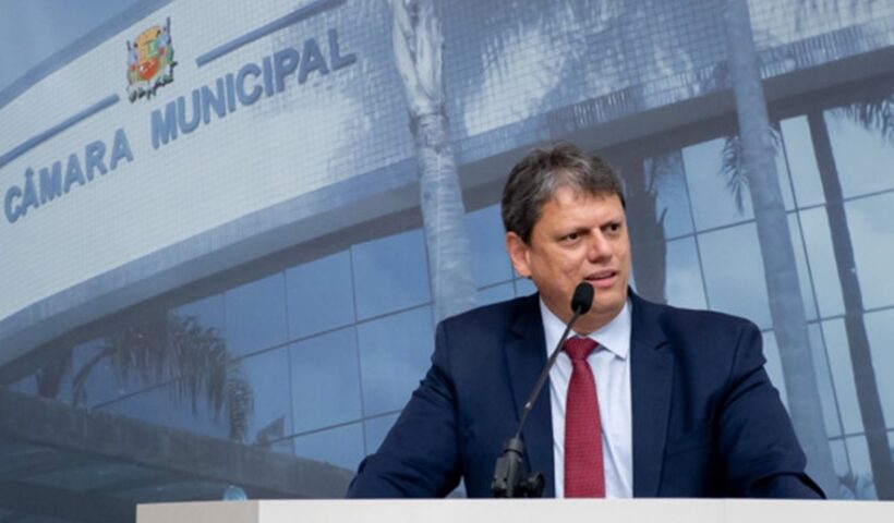 Ex-ministro Tarcísio de Freitas discursa na Câmara Municipal de São José dos Campos