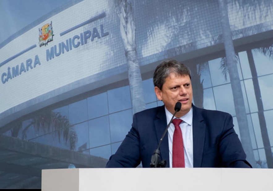 Ex-ministro Tarcísio de Freitas discursa na Câmara Municipal de São José dos Campos