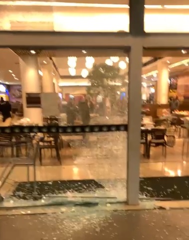 vidro do shopping buriti estilhaçado por tiros, em guará