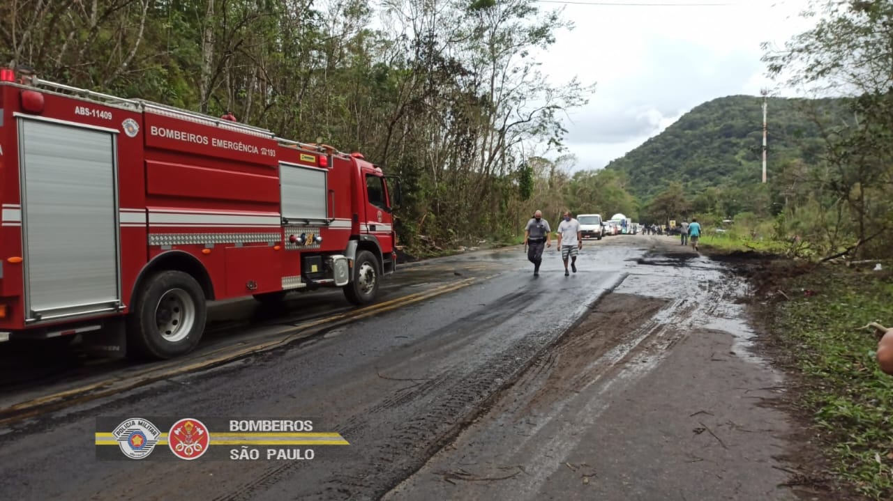 Bombeiros liberam trecho interditado da Rio-Santos em Ubatuba após fim de protesto de moradores