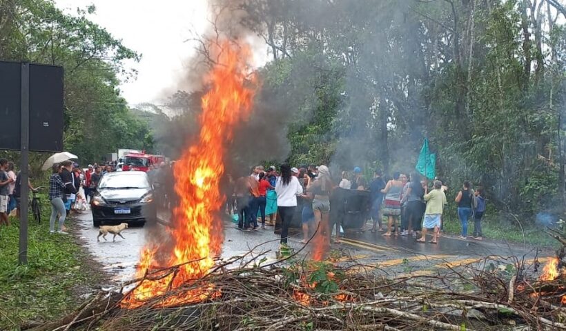 Moradores protestam queimando galhos e pneus, causando interdição da rodovia Rio Santos, em Ubatuba