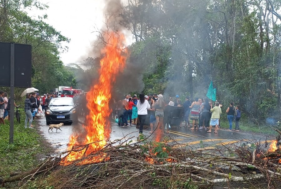 Moradores protestam queimando galhos e pneus, causando interdição da rodovia Rio Santos, em Ubatuba