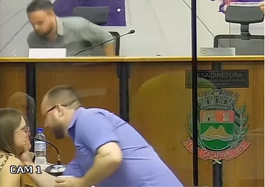 Imagem de vereador de caçapava segurando o rosto de sua colega durante sessão. Investigação do caso de agressão contra vereadora em Caçapava é prorrogado por mais 90 dias