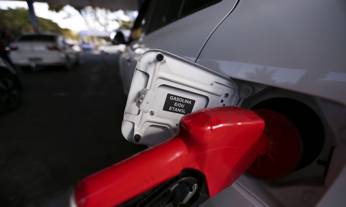 carro sendo abastecido em posto de combustível. Preços da gasolina, do etanol e do diesel voltam a cair, diz ANP