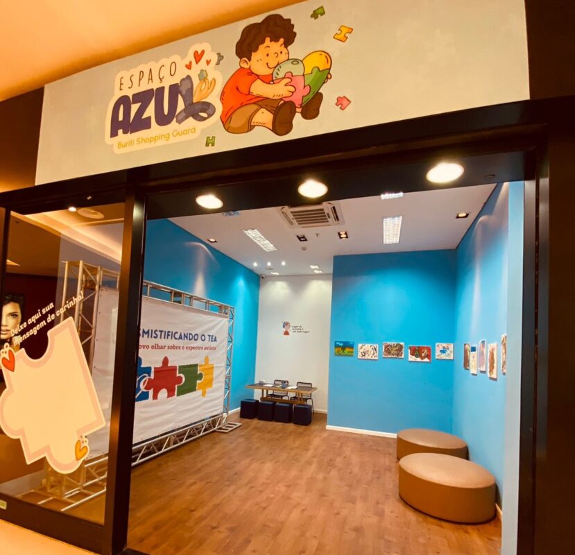 Foto da entrada do Espaço Azul, local em shopping de Guará dedicado para atender pessoas com TEA, Transtorno do Espectro Autista