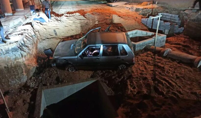 carro cai em buraco em sjc