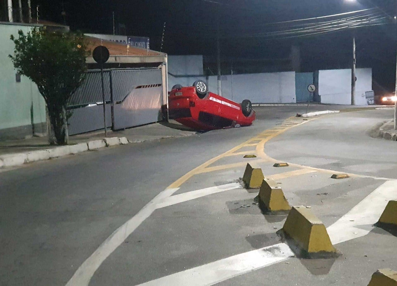 carro capotou em taubaté