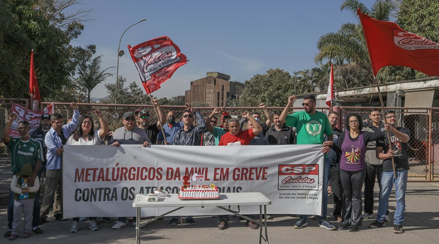 MWL protesto mêsversário
