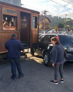 Acidente entre bonde e carro em Campos do Jordão