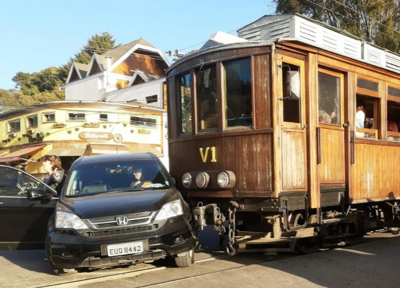 Acidente entre bonde e carro em Campos do Jordão 
