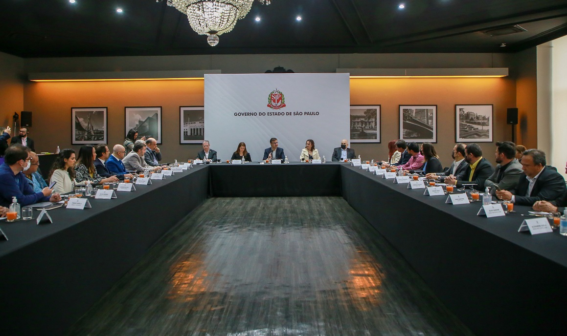 Reunião de jornalistas com o Governador Rodrigo Garcia, que revelou que estudo inviabilizou a instalação do trem intercidades em são josé