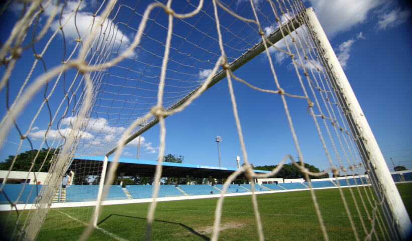 I,agem da rede do gol no estádio Martins Pereira, onde será realizado o jogo da paz com jogadores máster do São Paulo e de amigos de São José