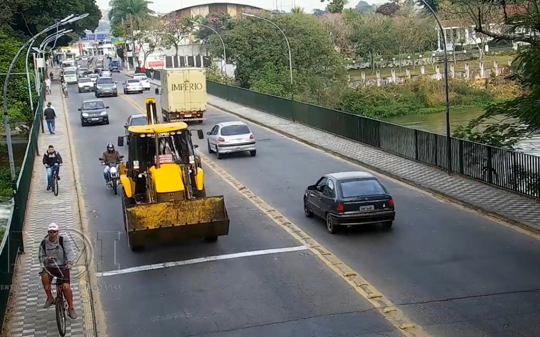 Imagem mostra retroescavadeira furtada transitando em Jacareí