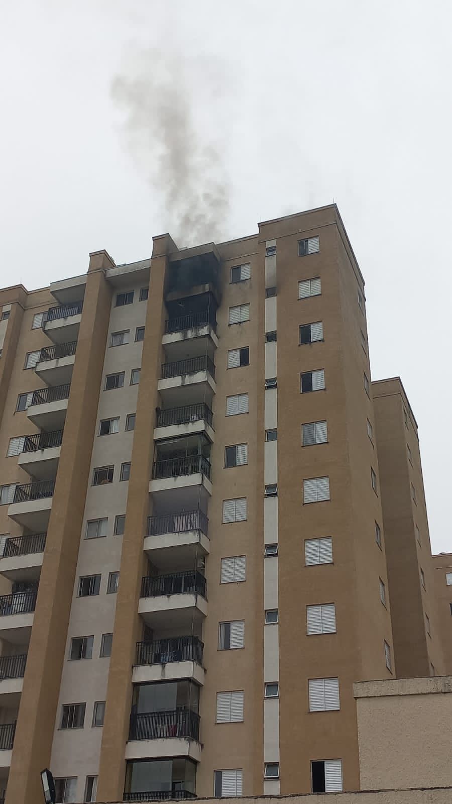 homem coloca fogo no próprio apartamento em sjc