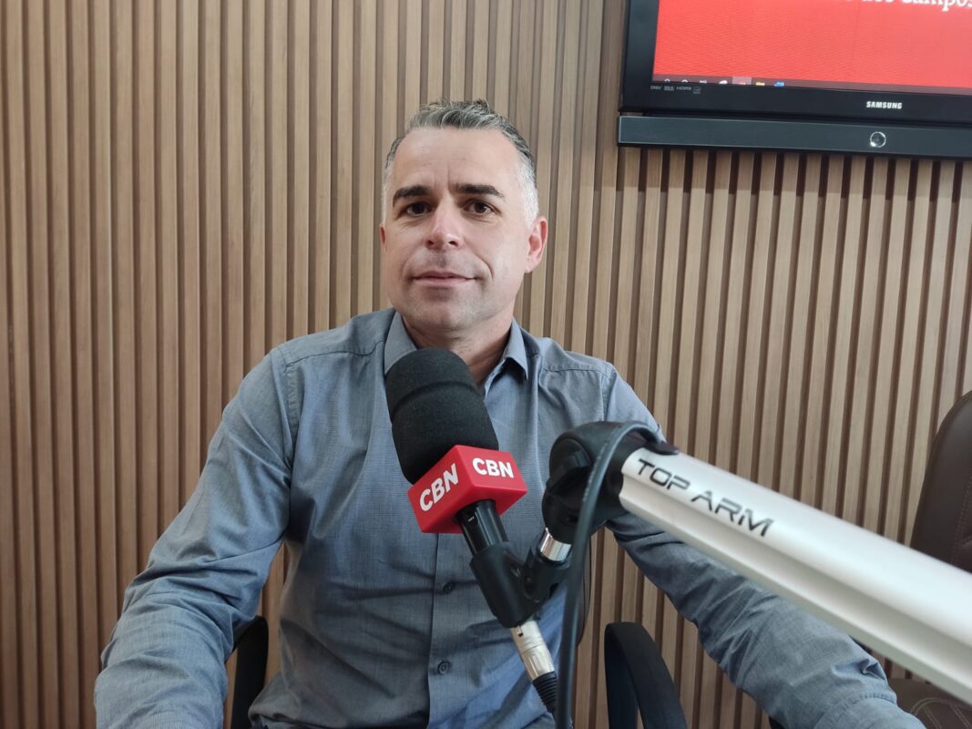 Veredor Luís Flávio (PT) sendo entrevistado nos estúdios da CBN Vale