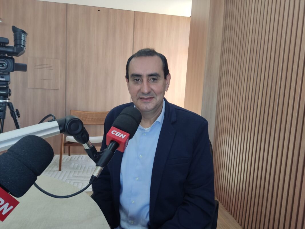 Prefeito anderson Farias nos estúdios da rádio CBN, onde ele afirmou que não houve calote, se referindo à reportagem que diz que prefeitura deixou de repassar valores ao instituto de previdência de São José dos Campos