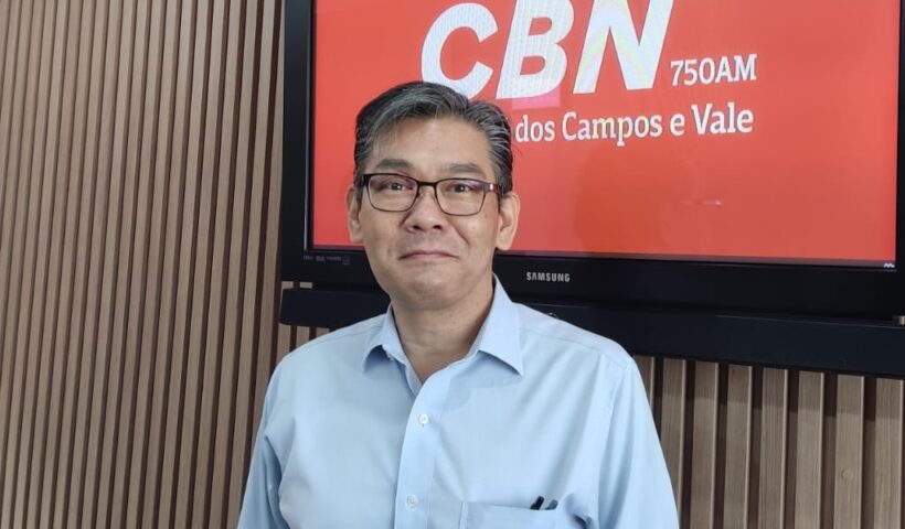 Ricardo Nakagawa no estúdio da CBN Vale sendo entrevista