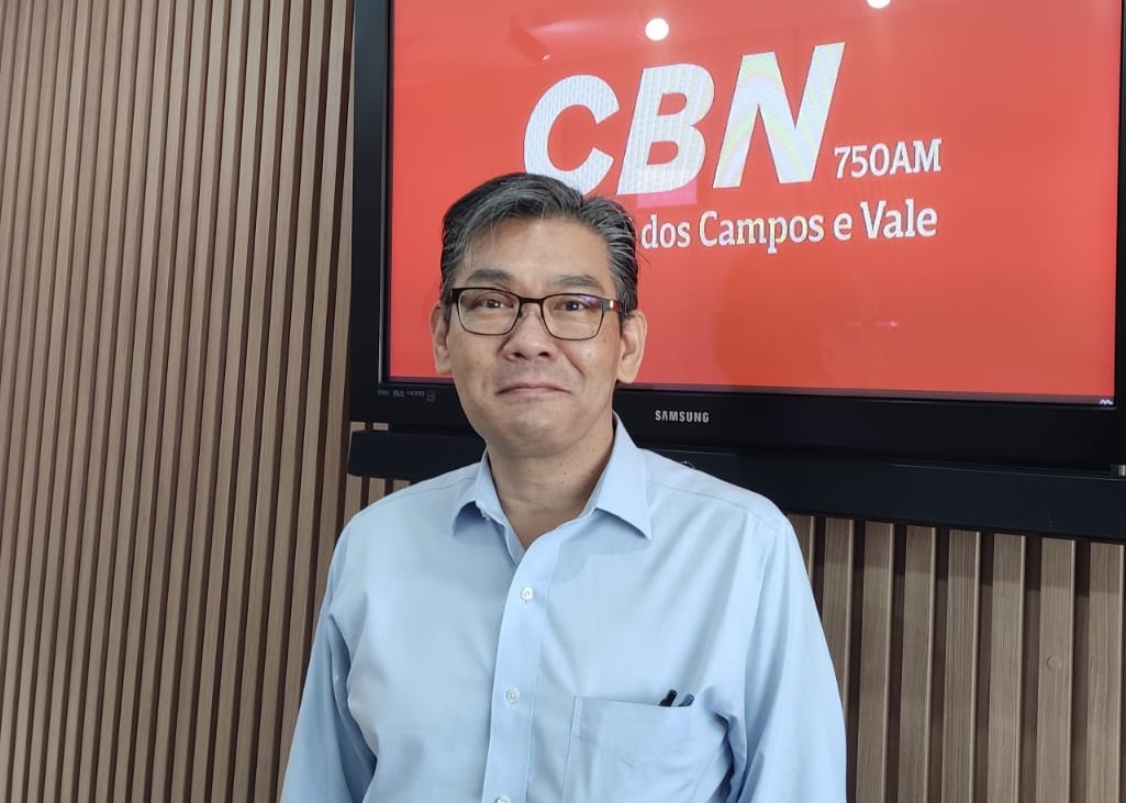 Ricardo Nakagawa no estúdio da CBN Vale sendo entrevistado