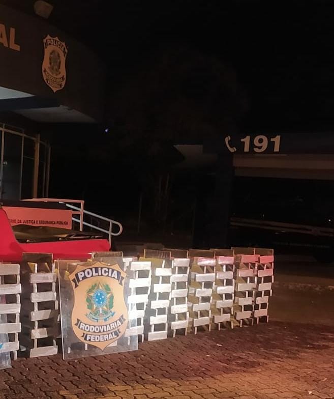 casal é preso transportando 292 kgs de maconha em lavrinhas