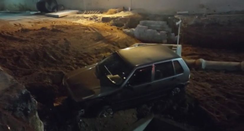 carro cai em buraco em sjc