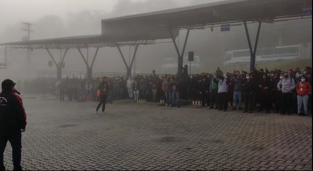 Foto mostra funcionários da avibras que anunciaram greve de 48h por atraso nos salários
