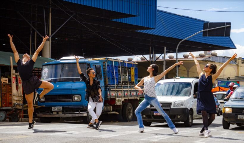 Bailarinos dançando ao ar livre, para lembrar que o Balé da Cidade de Taubaté abriu seletiva para novos integrantes