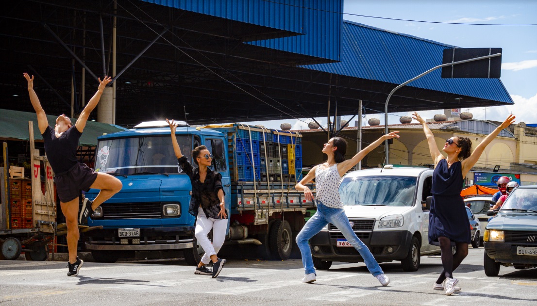 Bailarinos dançando ao ar livre, para lembrar que o Balé da Cidade de Taubaté abriu seletiva para novos integrantes