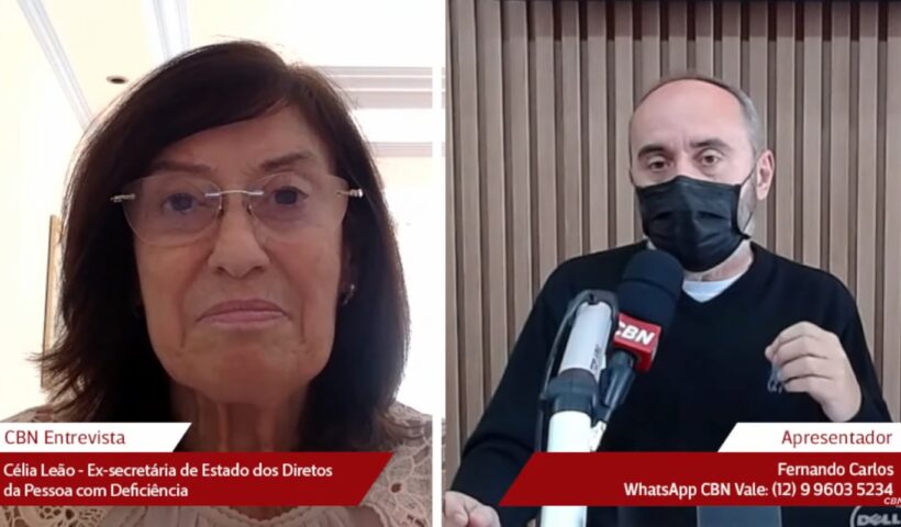 Célia Leão sendo entrevistada pelo apresentador Fernando Carlos, fala sobre educação e informação, fatores essenciais para a inclusão de pessoas com deficiência na sociedade