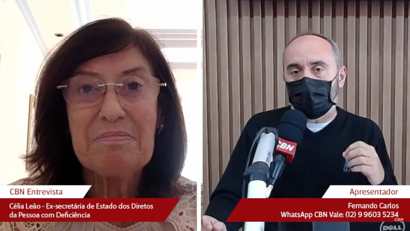 Célia Leão sendo entrevistada pelo apresentador Fernando Carlos, fala sobre educação e informação, fatores essenciais para a inclusão de pessoas com deficiência na sociedade