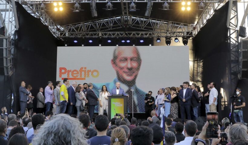 Ciro Gomes em palanque do PDT que confirmou sua candidatura à presidência da república