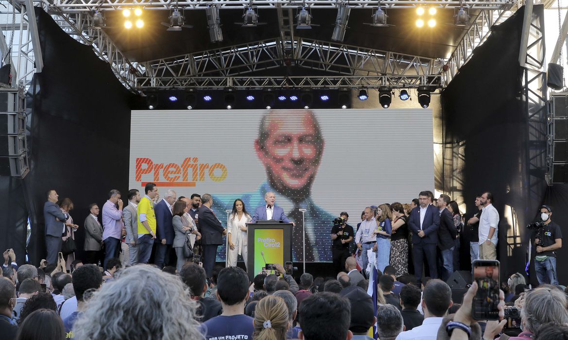 Ciro Gomes em palanque que confirmou sua candidatura à presidência da república