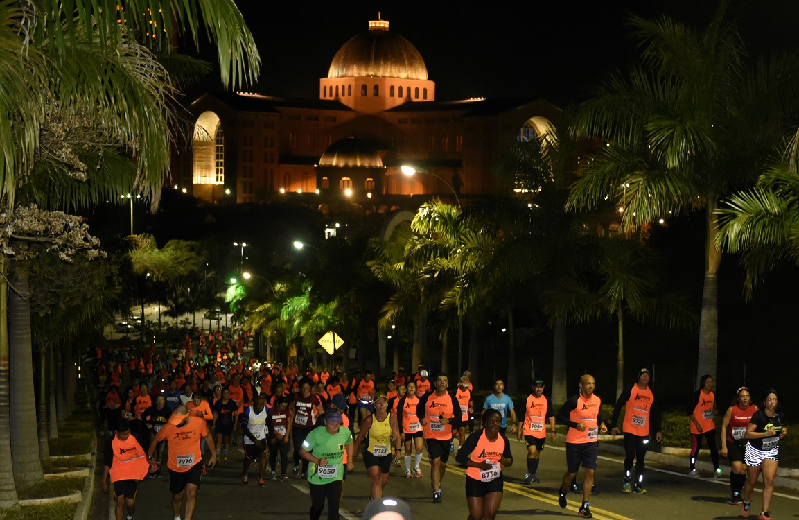 Foto mostra corredores participando de uma das edições da corrida Corrida Mãe Aparecida, que este ano terá sua 5ª edição na cidade de Aparecida