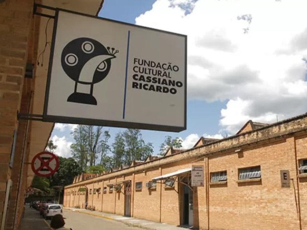 Placa indicando o prédio da Fundação Cultural Cassiano Ricardo (FCCR) . FCCR seleciona espetáculos