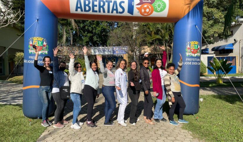 Alunas do Programa portas abertas de SJC posam em frente de inflável com logo da prefeitura. Programa inicia aulas aos sábados