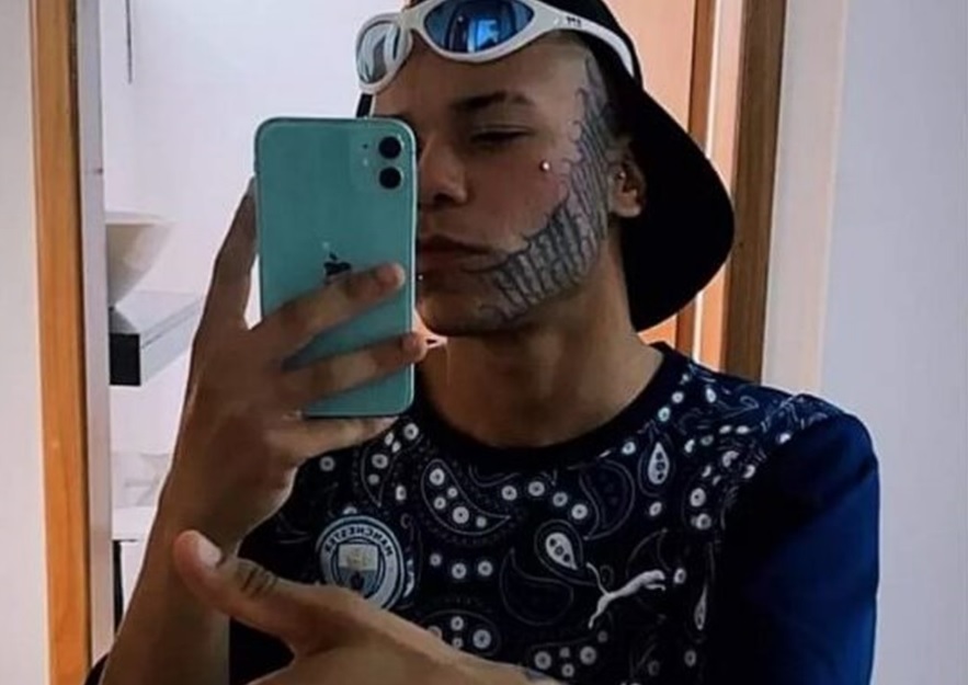 Foto de Gariel, jovem que tatutou o rosto da ex-namorada. A justiça negou pedido de soltura e ele segue preso