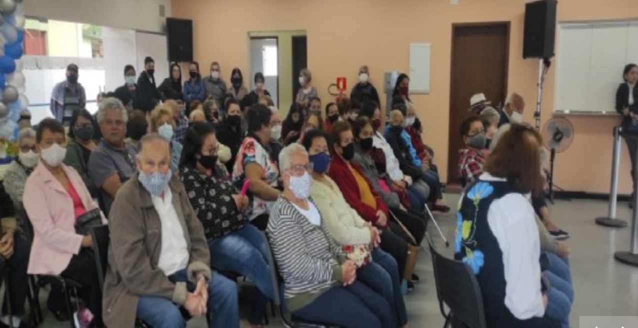 Público presente na inauguração do Centro de Convivência do Idoso, em Natividade da Serra