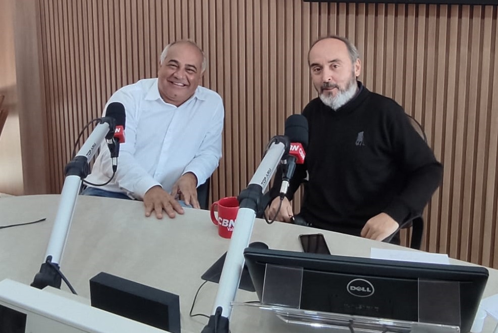 Vereador Juvenil Silvério (PSD) ao lado do apresentador da CBN Vale, Fernando Carlos. O parlamentar disse ser favorável à privatização da Sabesp