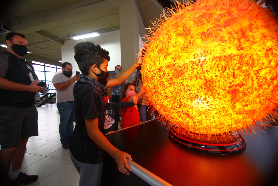 Adolescente em exposição no Mic que tem programação especial de férias