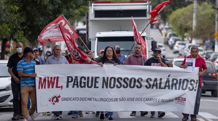 Trabalhadores em passeata: TRT multa MWL de Caçapava e determina que empresa pague salários atrasados