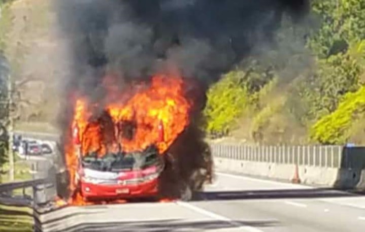 Foto de ônibus que pegou fogo na rodovia dos tamoios neste sábado, 9 de julho
