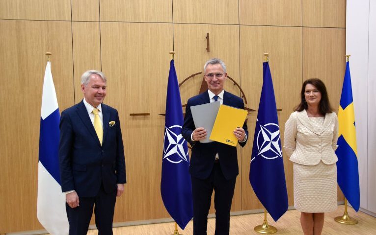 Foto com representantes da Otan, Finlândia e Suécia que assinaram um acordo de adesão à Otan